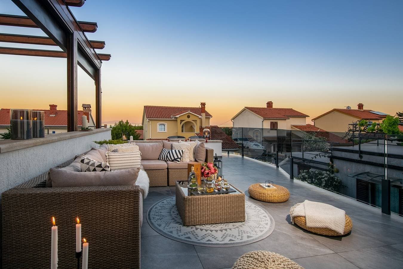 Foto 4 von 44: Sea view modern spacious lounge house