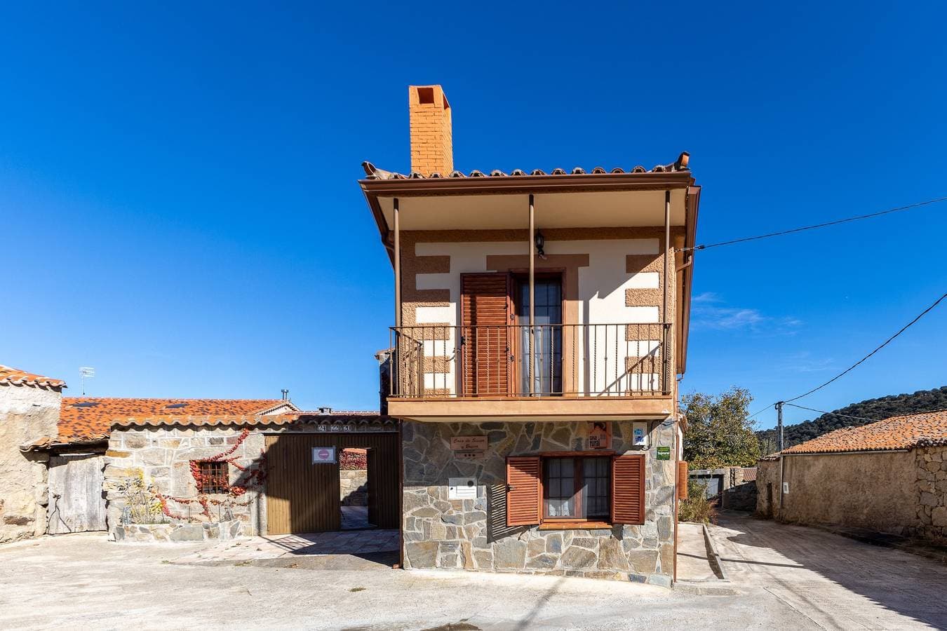 Foto 3 von 25: Casa Rural 'Siesta y Brisca' in Ávila mit Blick auf die Sierra, Terrasse und Balkon
