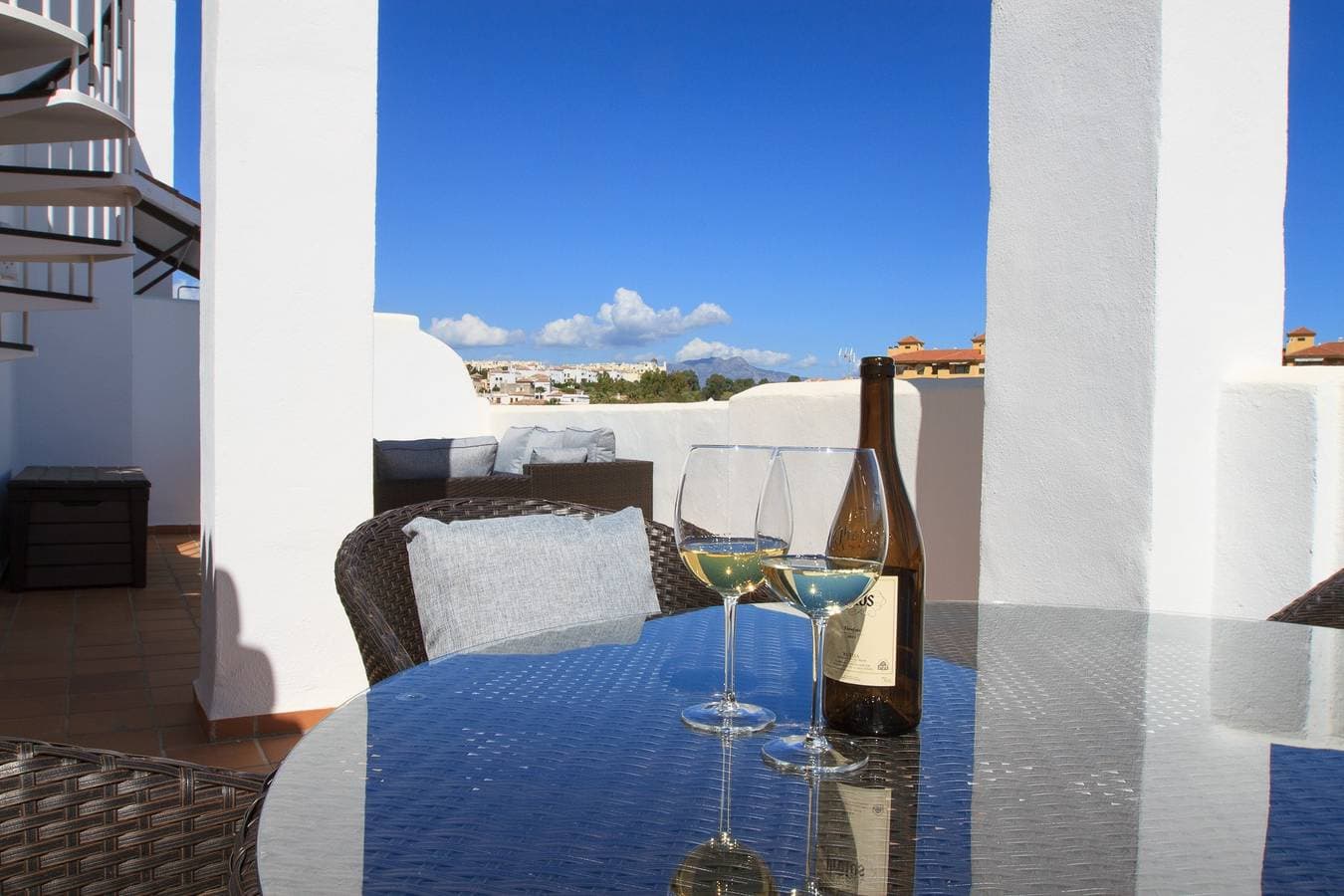Foto 9 von 38: Top del Golf Hills Marbella - Large roof top lounge terrace