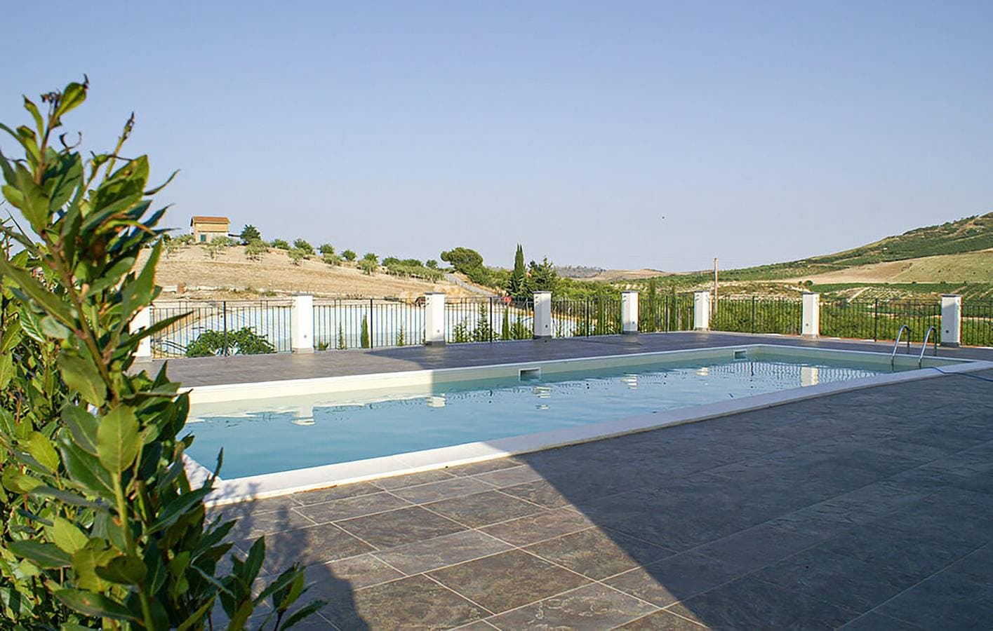 Foto 5 von 13: Luxuriöses Apartment mit AC, Pool, Parkplatz, Garten und Küche