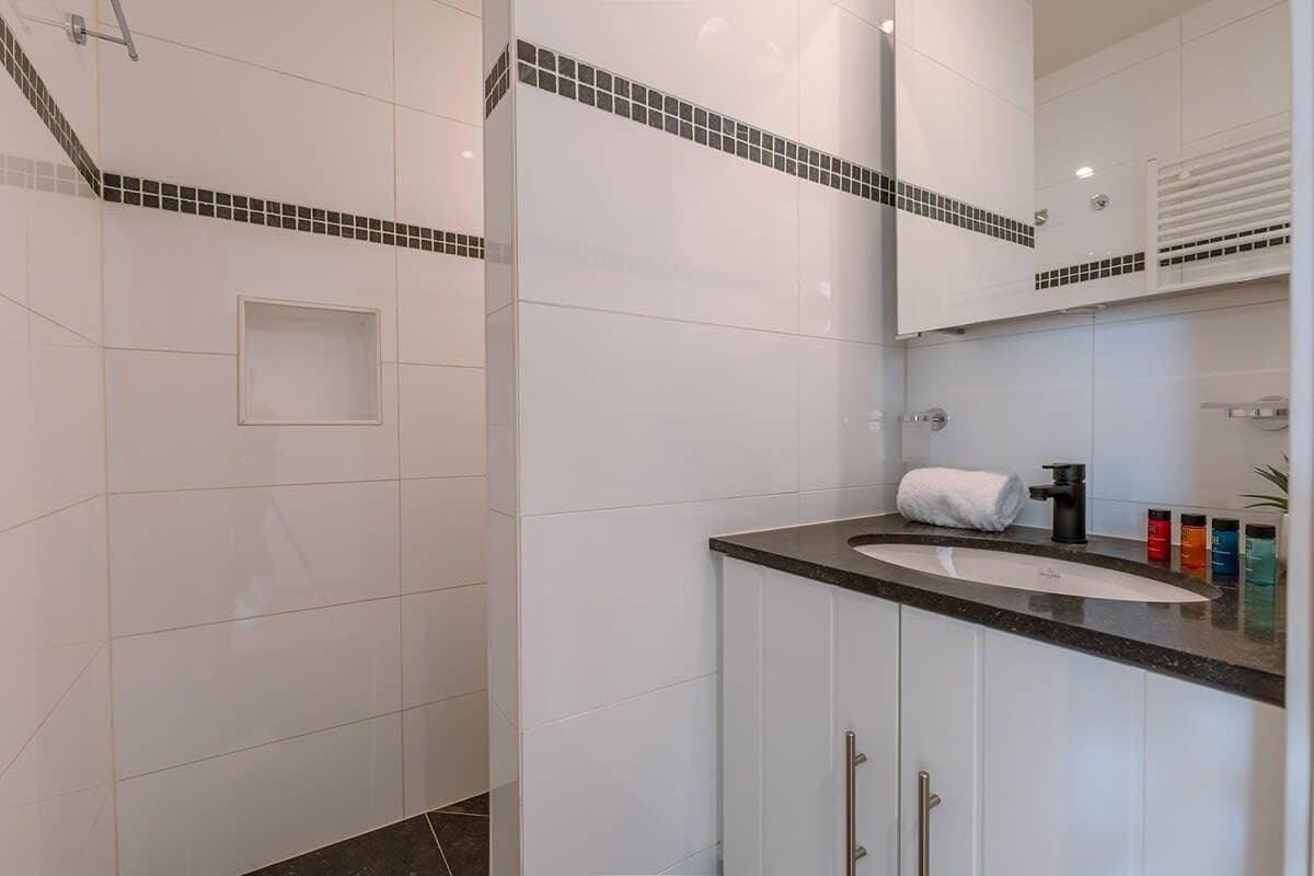 Foto 11 von 32: Bright 3Br retreat w/ kitchen & balcony