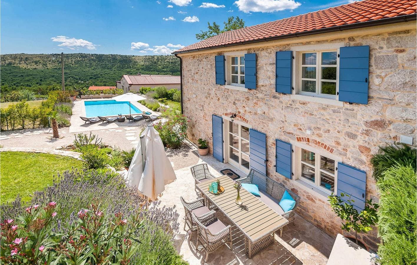 Foto 5 von 42: Gemütliche 1-Zimmer-Wohnung mit Pool, WLAN und Parkplatz in der Nähe des Zentrums von Bribir