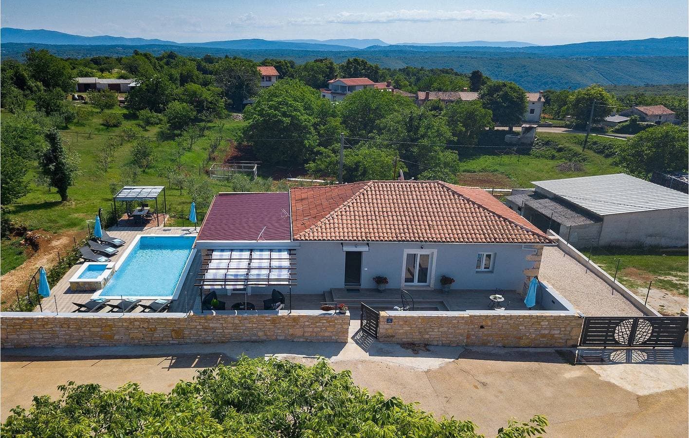 Geräumige 150 m² große Wohnung mit Pool, WLAN und Parkplatz in Koromani 1
