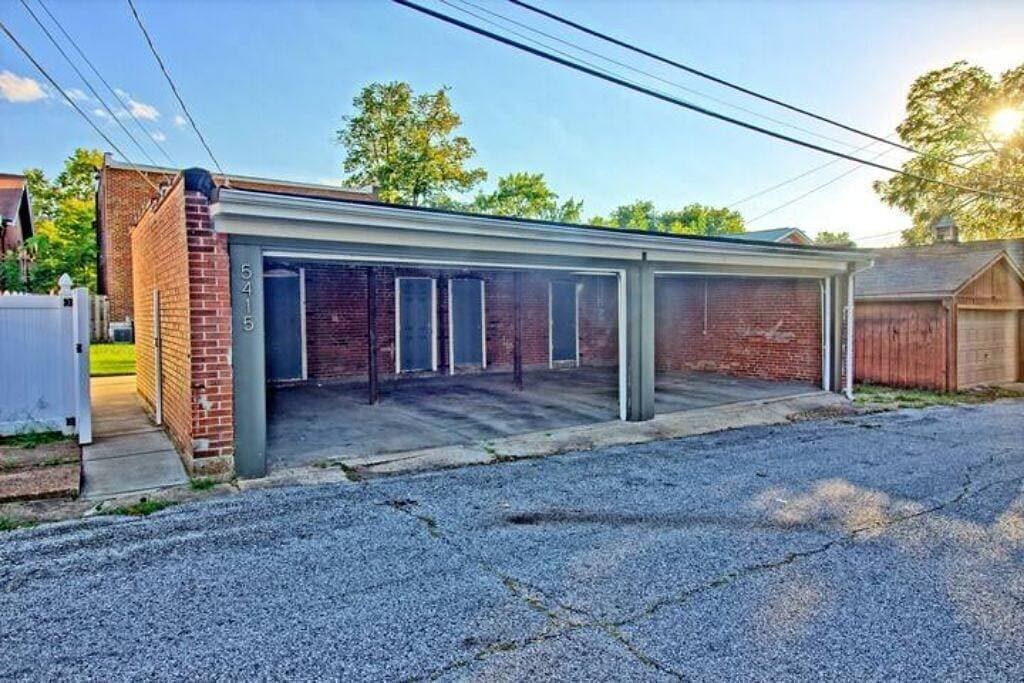 Foto 11 von 26: Stunning Minimalist Gem | Fenced Backyard + W/D