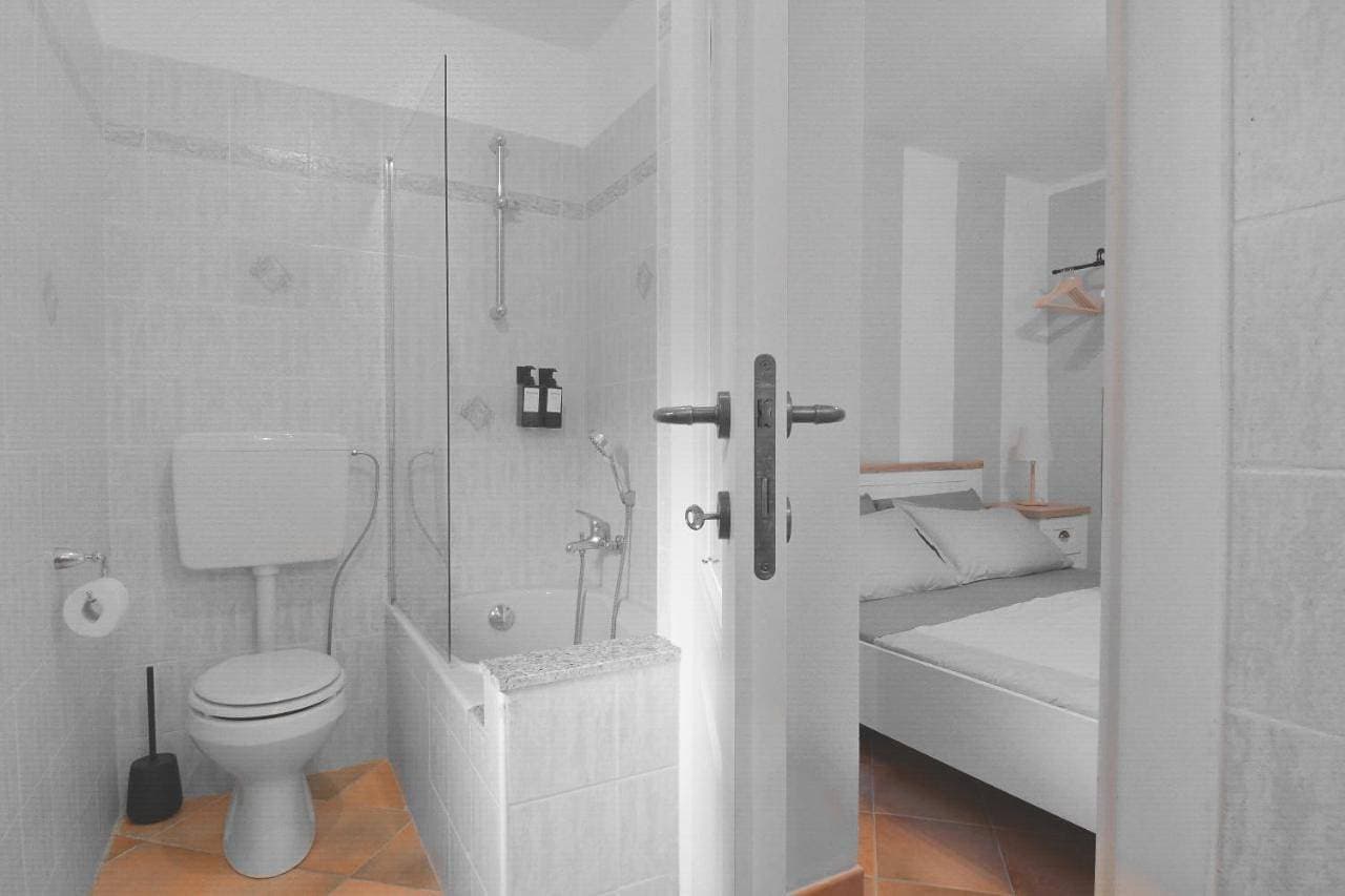 Foto 6 von 7: Double Room with Private Bathroom