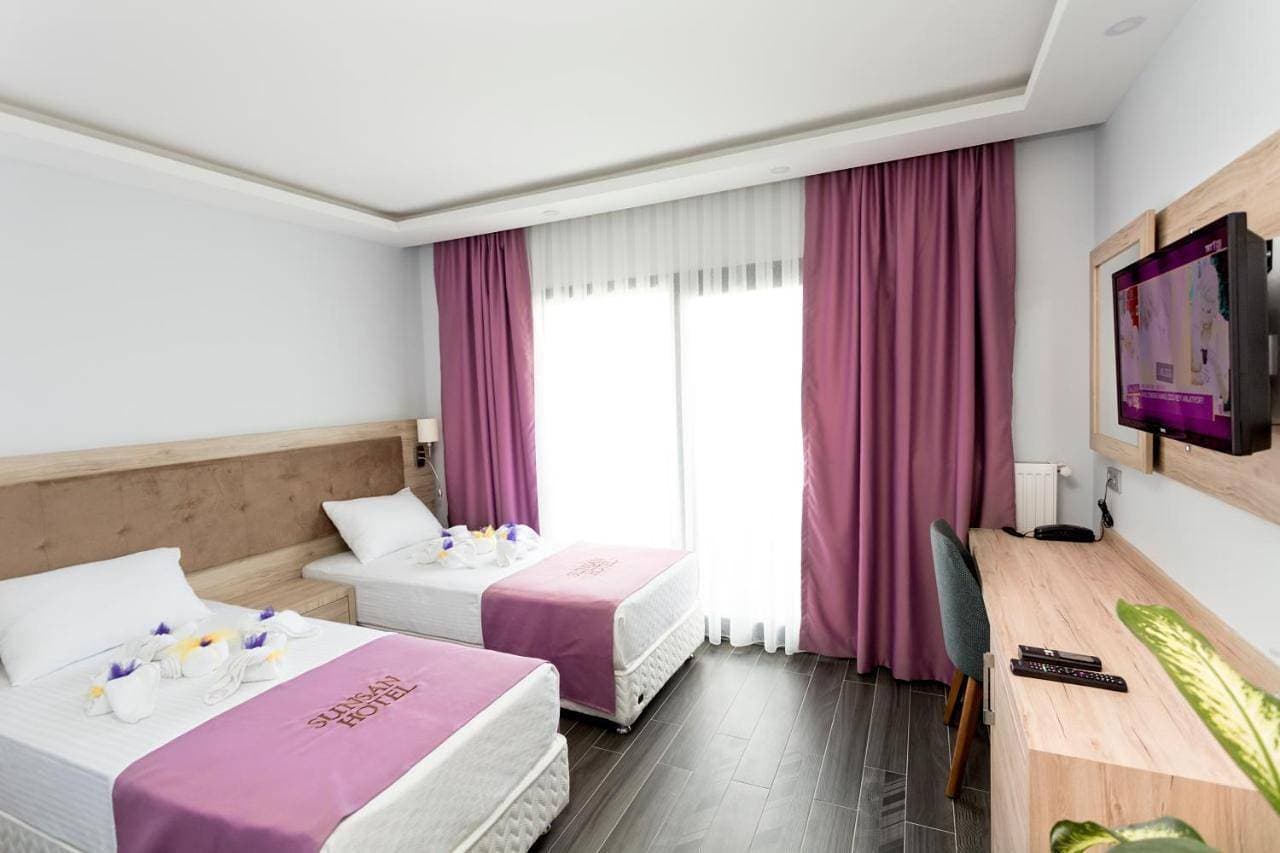 Foto 9 von 16: Double or Twin Room with Pool View