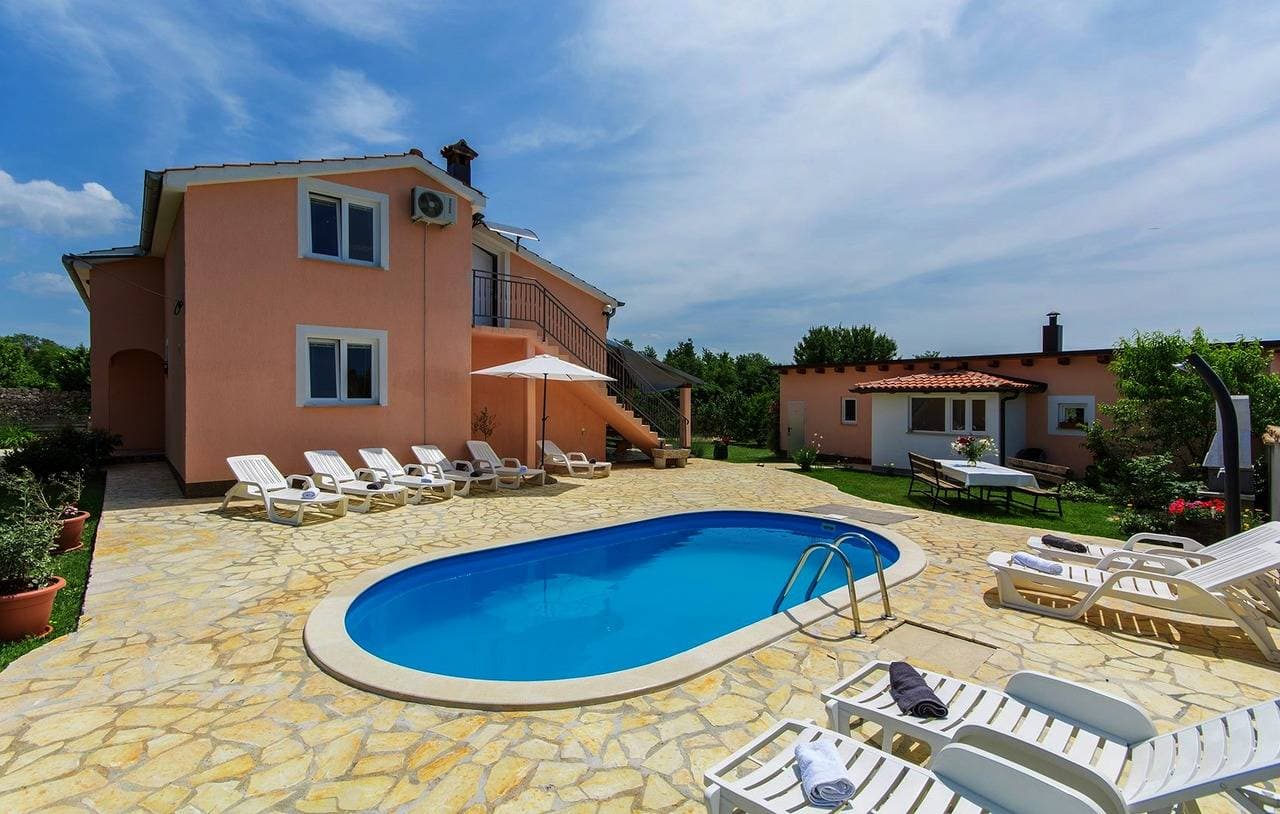 Foto 2 von 31: Ferienhaus Angelina mit eigenem Pool
