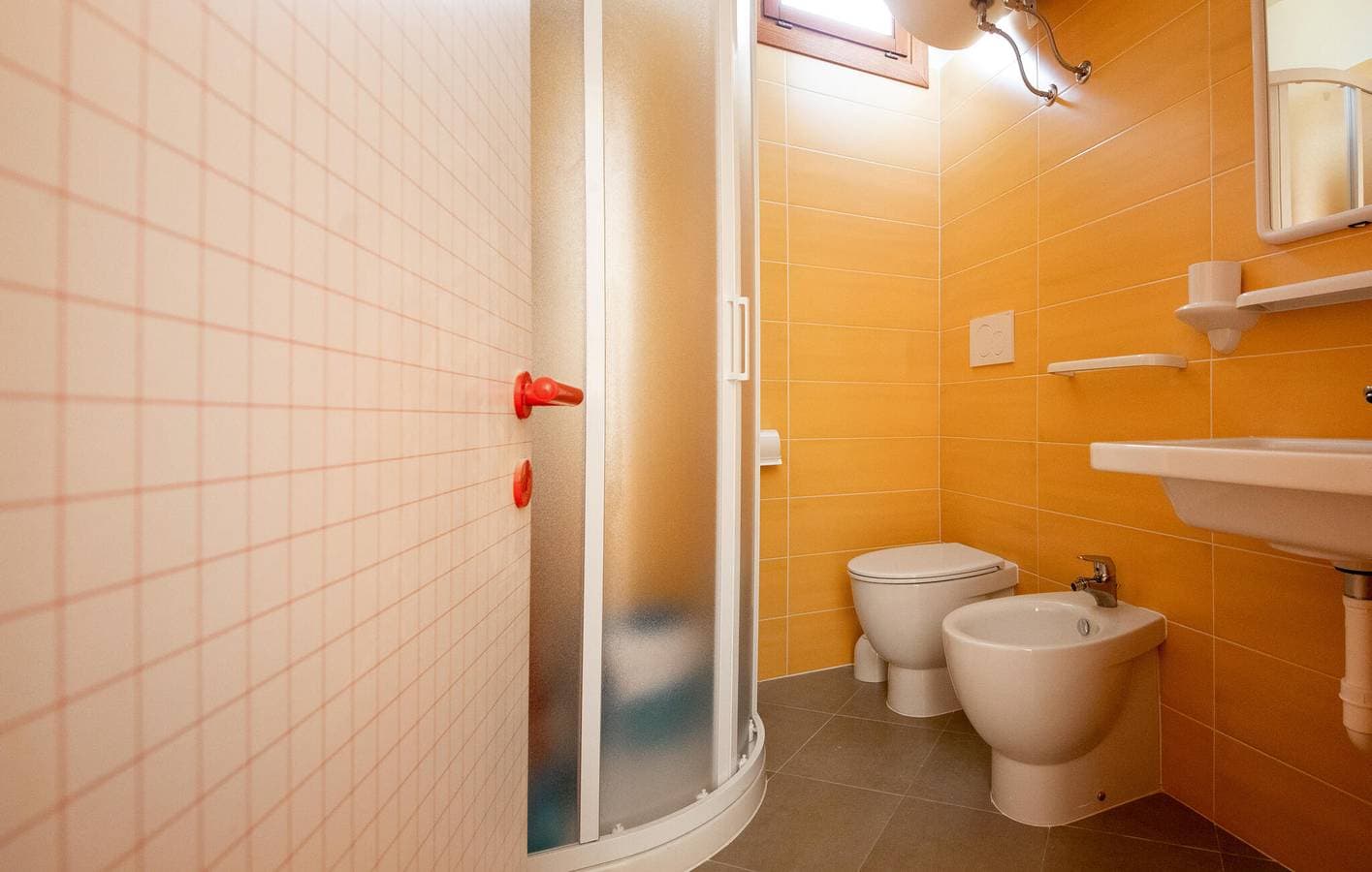 Foto 12 von 21: Apartment am Strand mit Pool, AC, Terrasse und Parkplatz