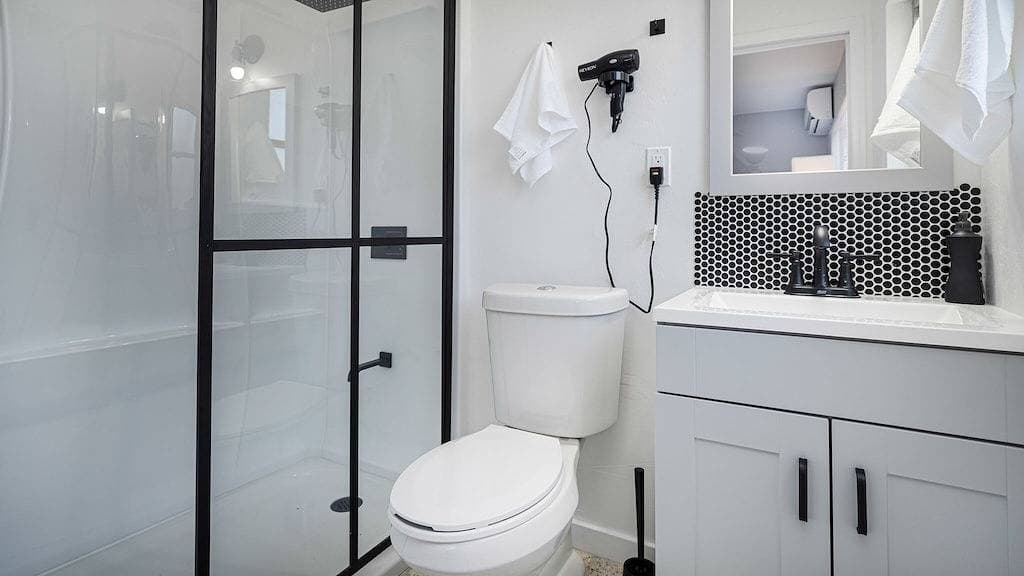 Foto 6 von 7: Chic Cape Coral Studio – Near Yacht Club, Kitchen + Laundry