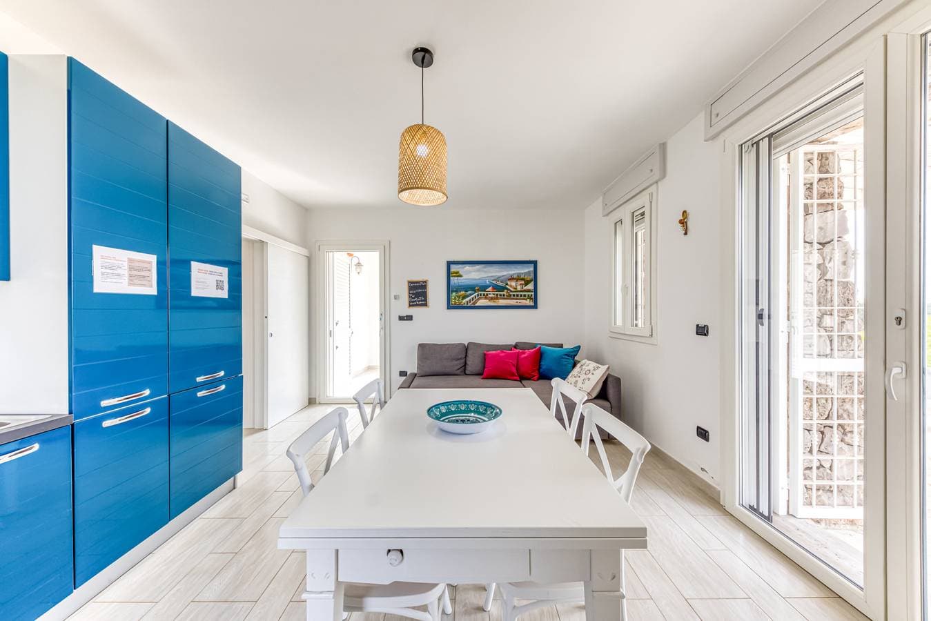 Foto 10 von 38: Moderne Steinvilla mit Pool und Meerblick