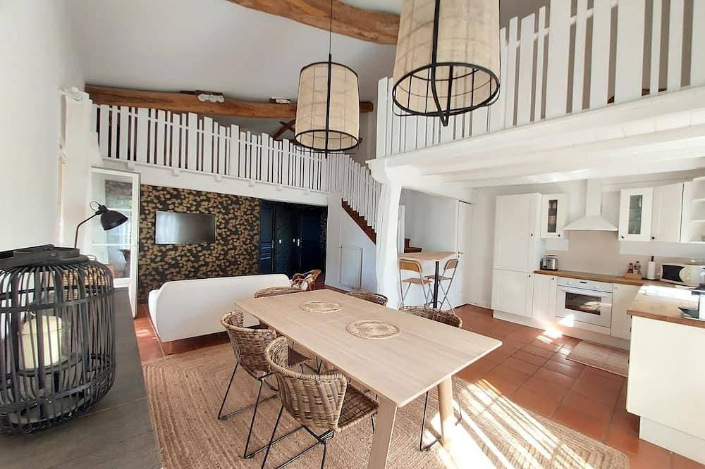 Charming Cottage for 2–4 Guests, in a Park with Swimming Pool 1