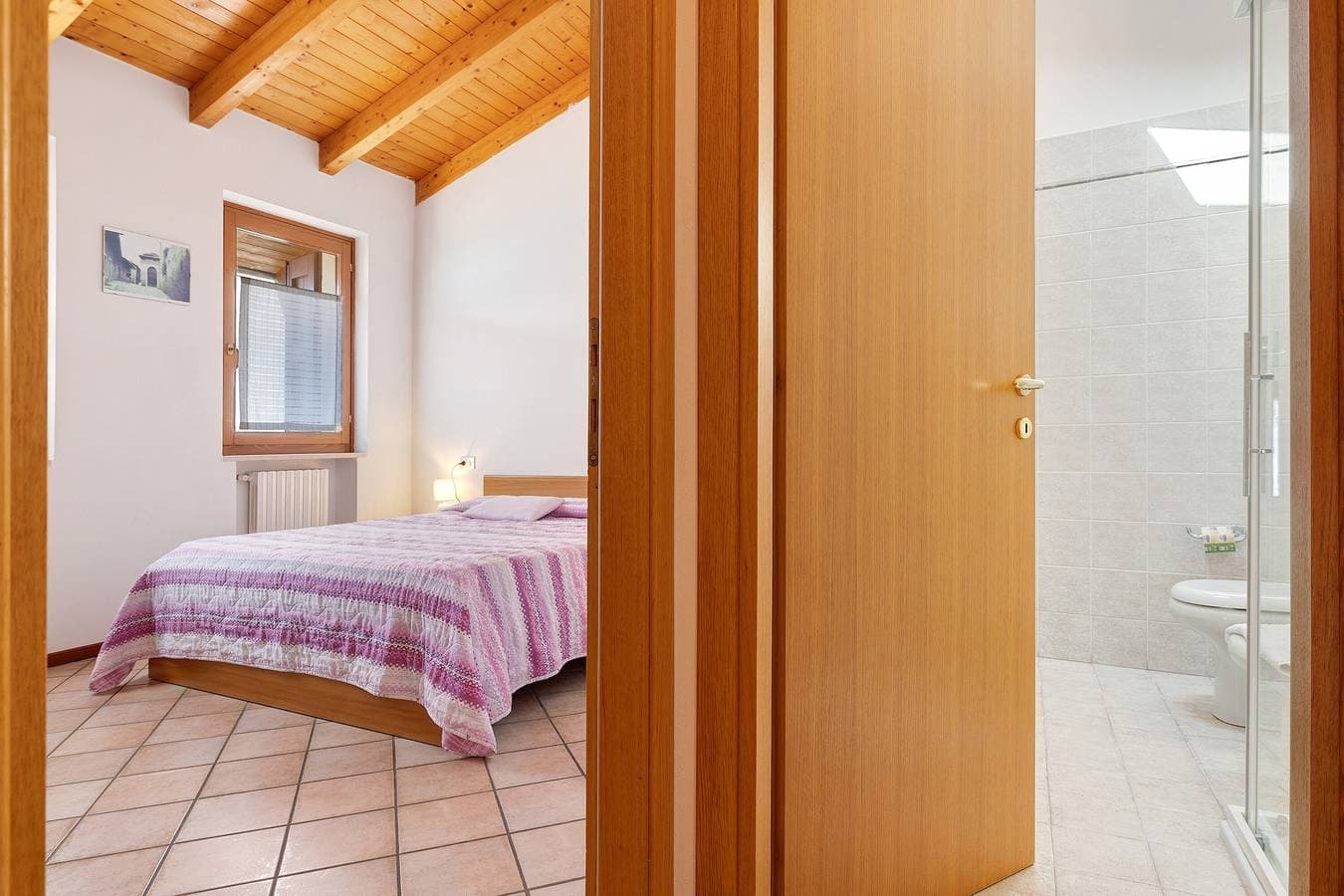 Foto 12 von 39: Ferienwohnung 'Rustico Spagnol 4' mit Seeblick, Pool und WLAN