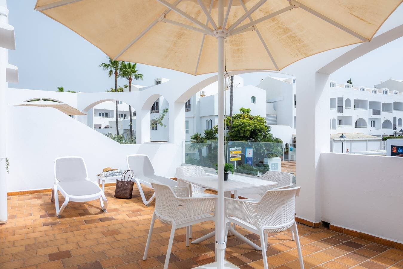 Foto 2 von 27: Ferienwohnung 'White Suites 2' mit Gemeinschaftspool, WLAN und Klimaanlage