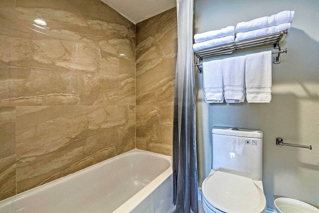 Foto 7 von 27: Modern Waterfront Hudson Condo w/ Resort Pool!