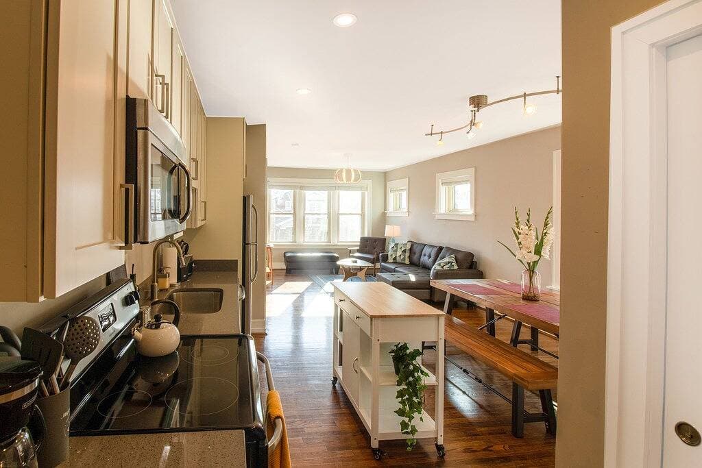 Foto 7 von 28: Chic Minimalist Gem w/ Fenced Backyard + W/D