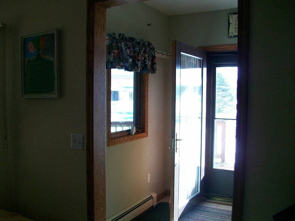Foto 3 von 32: Beautiful, spacious 3 Br, 2Ba home, close to everything the Up has to offer!