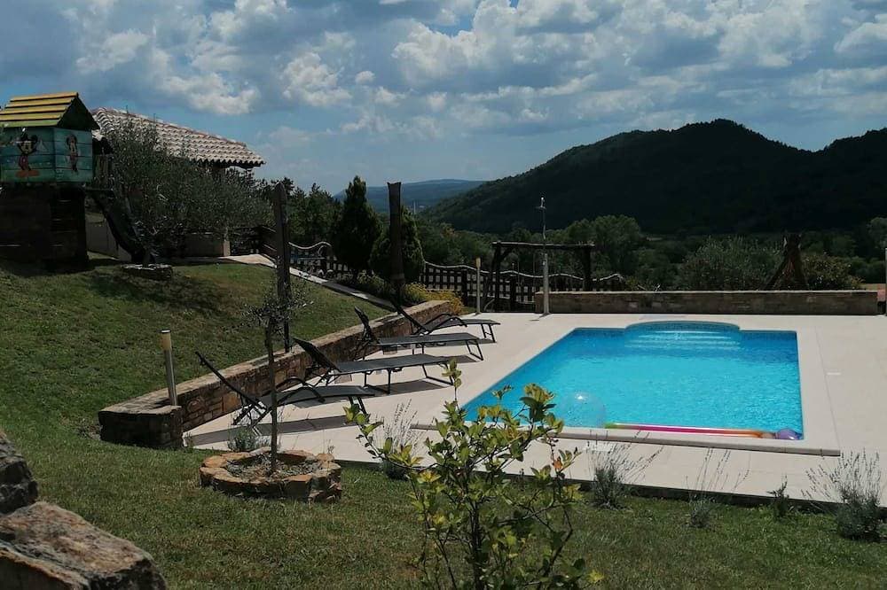Gemütliche Villa mit Pool, umgeben von Natur 1