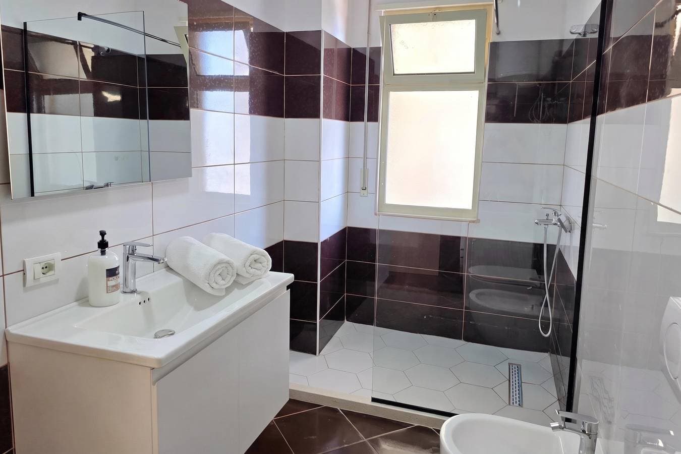 Foto 9 von 29: Sea View Apartment in Durres Beach 100