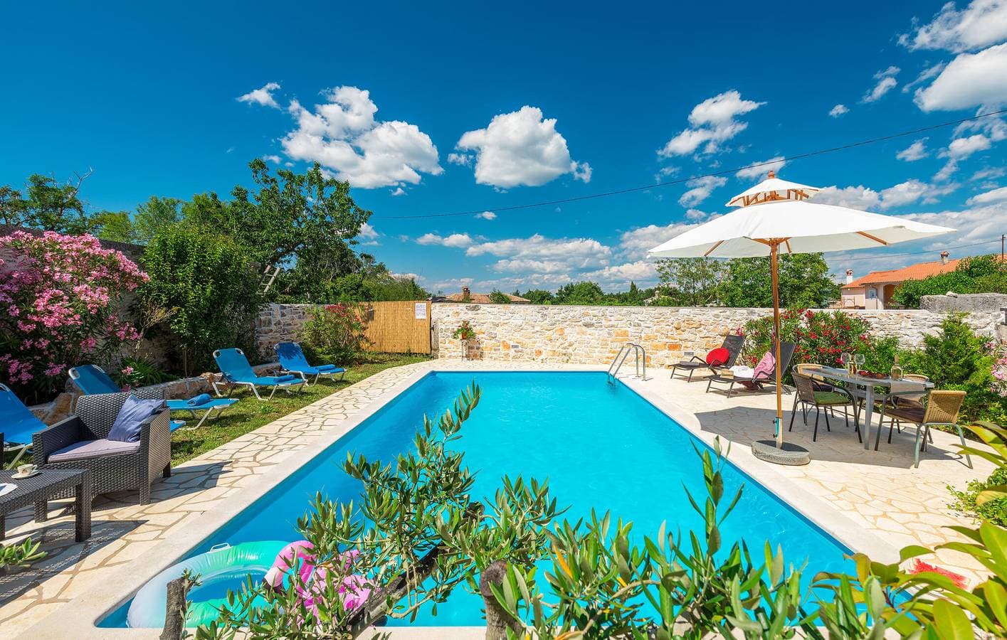 Foto 12 von 40: Reizende 128 m² große Wohnung mit Pool, Terrasse und Parkplatz in der Nähe des Stadtzentrums von Anzici