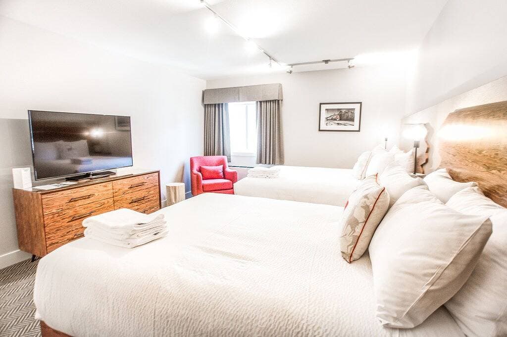 Foto 3 von 7: Basecamp Lodge - Ferienwohnungen - Doppelzimmer mit Queensize-Bett