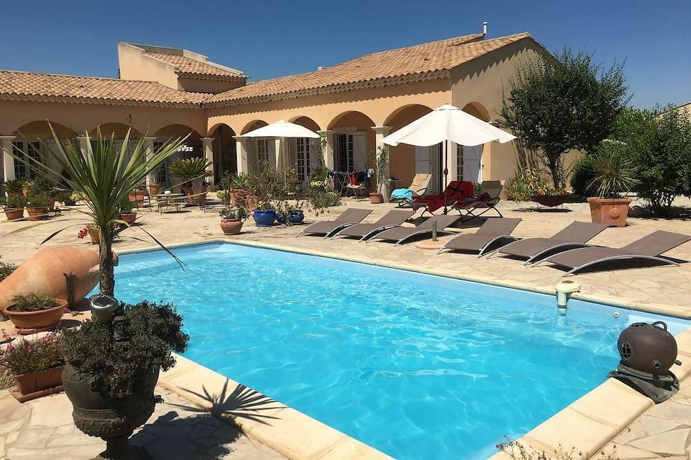 Kleines Paradies in der Nähe von Arles in der Provence, große Terrasse und Pool 1