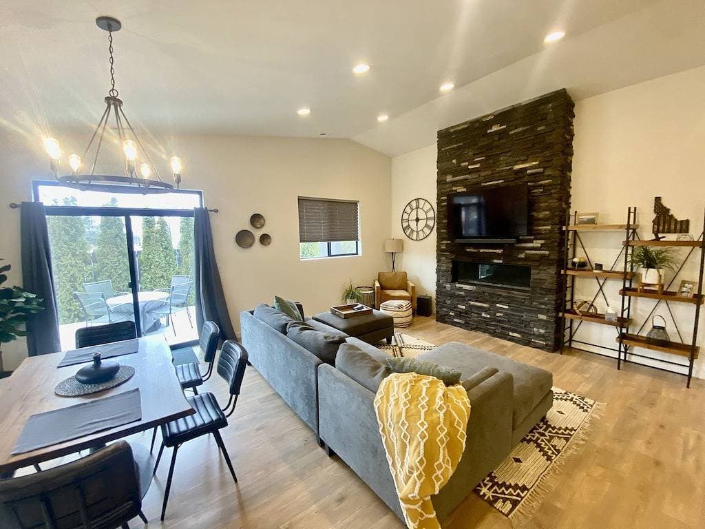 Foto 7 von 16: Clean, Comfortable, and Modern Cda Retreat inside Gated Community.