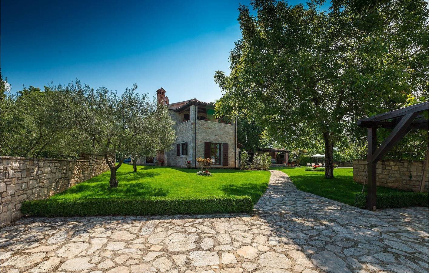 Foto 5 von 59: Charmante 145 m² große Wohnung mit Pool, Terrakotta und WLAN in der Nähe von Idila Rakovci