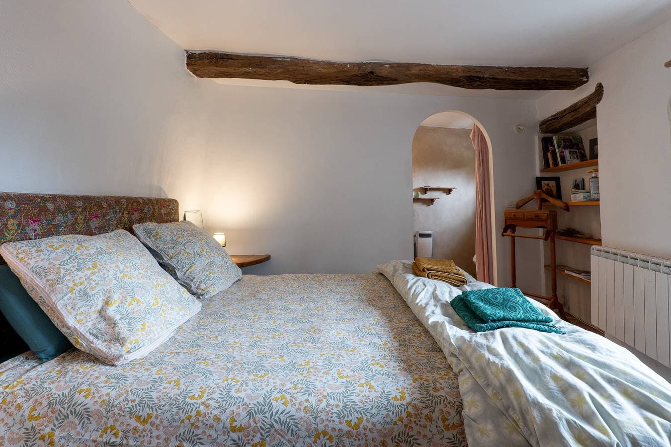 Foto 4 von 20: Gästezimmer „Chambre Au Calme“ mit Bergblick, gemeinsamer Terrasse und WLAN