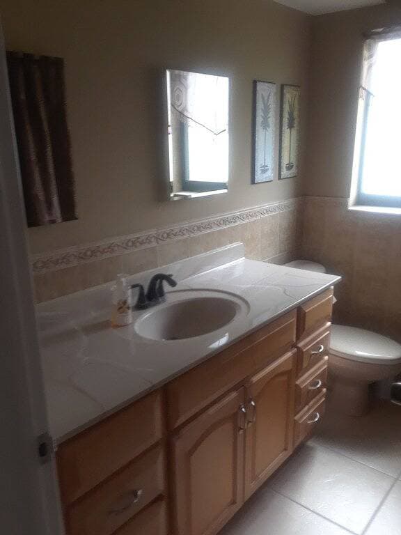 Foto 4 von 17: Clean affordable Vac. rental suite 2 miles to beach 3 priv, rms. Liv, Bed, Bath