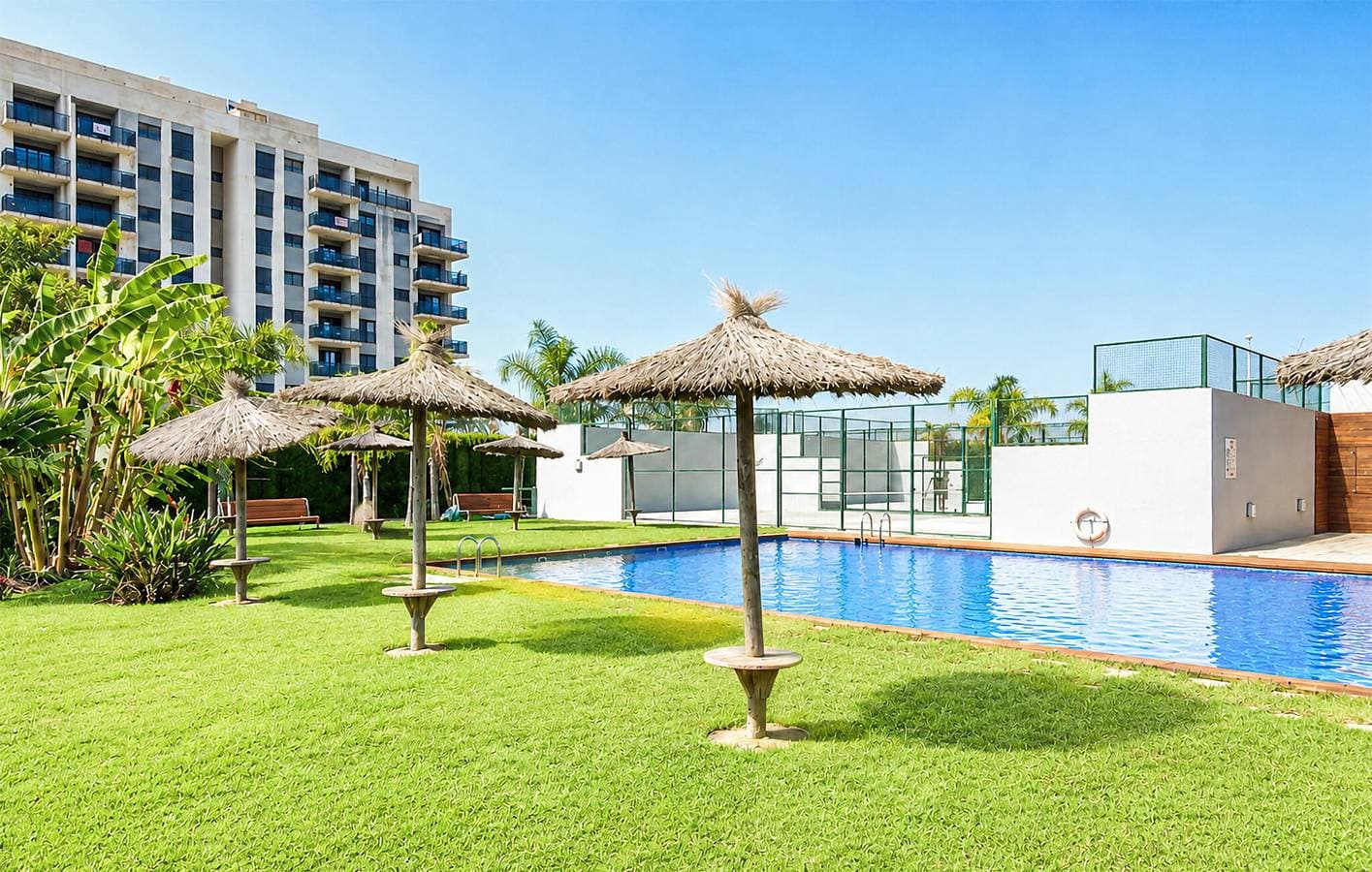 Foto 9 von 19: Modernes Apartment mit Pool, Terrasse und nur wenige Schritte vom Strand Playa Masbó entfernt