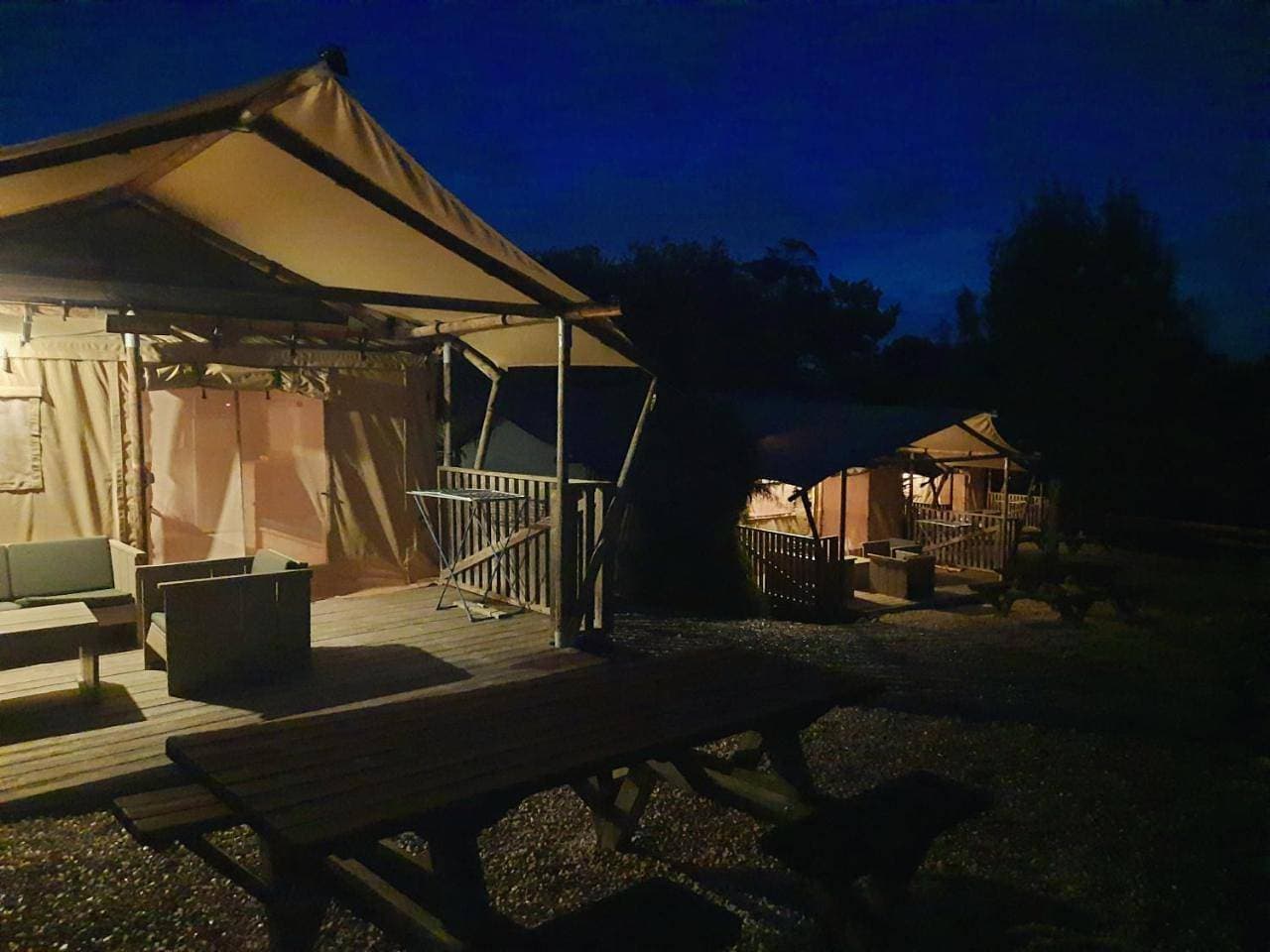 Foto 9 von 33: Tent