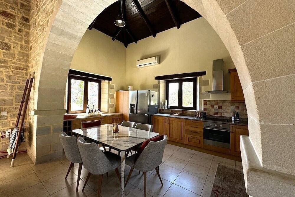 Foto 11 von 24: Luxury Crete Villa with Infinity Pool, Hot Tub & White Mountain Views