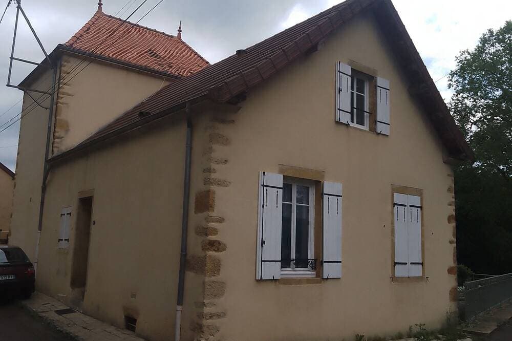 Large family home in Charolles - Quiet, garden, river, all on foot 1