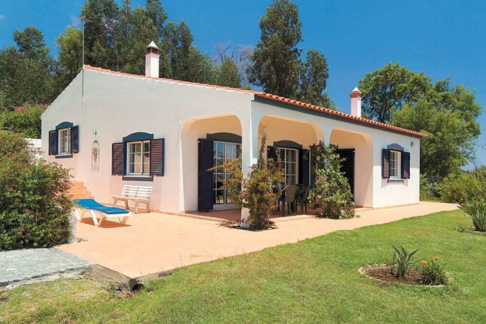 Foto 10 von 22: Schöne Villa, ideal für einen erholsamen Urlaub, mit Pool und Blick auf die Küste.