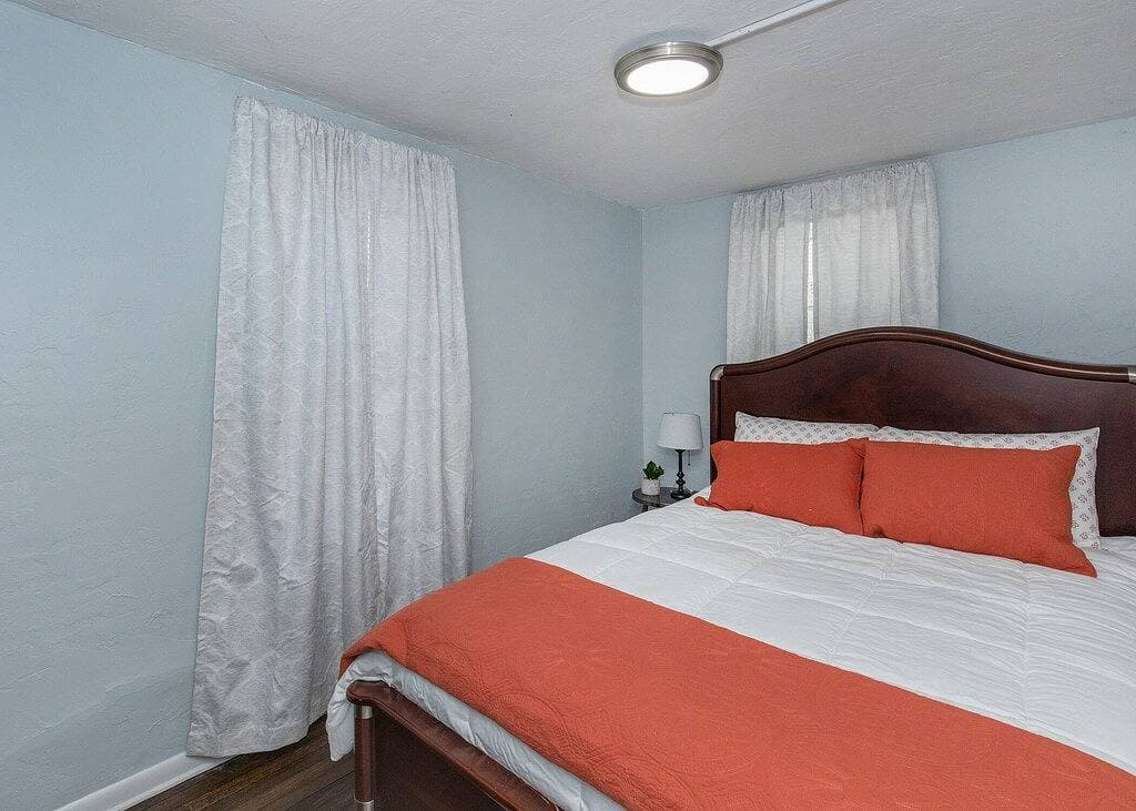 Foto 12 von 13: Great Location Great Value! 4 bedroom 2 full bath home in East Village