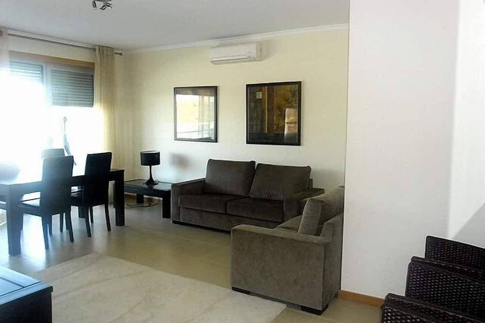 Foto 4 von 12: 2 Schlafzimmer Erdgeschoss moderne Wohnung mit erweitertem Balkon und eigenem Grill