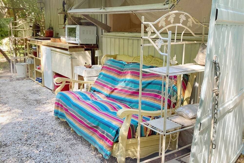 Foto 4 von 30: Terre libre 2, glamping. Hutt with garden and access to a river.