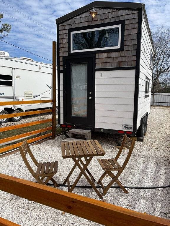 Foto 6 von 15: Houston Tiny Home New, Tx Monthly Magazine Builder