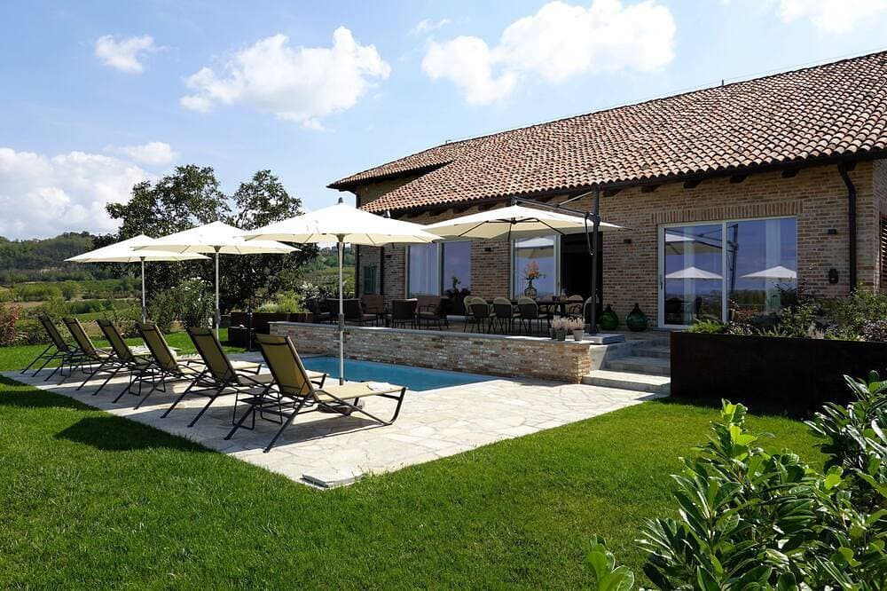 Foto 10 von 30: Spectacular villa with private pool and views on the vineyards and the alps
