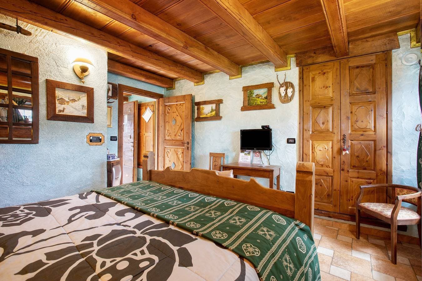 Foto 10 von 38: Zimmer „Capriolo“ – Privatsphäre und Ruhe mit Bergblick