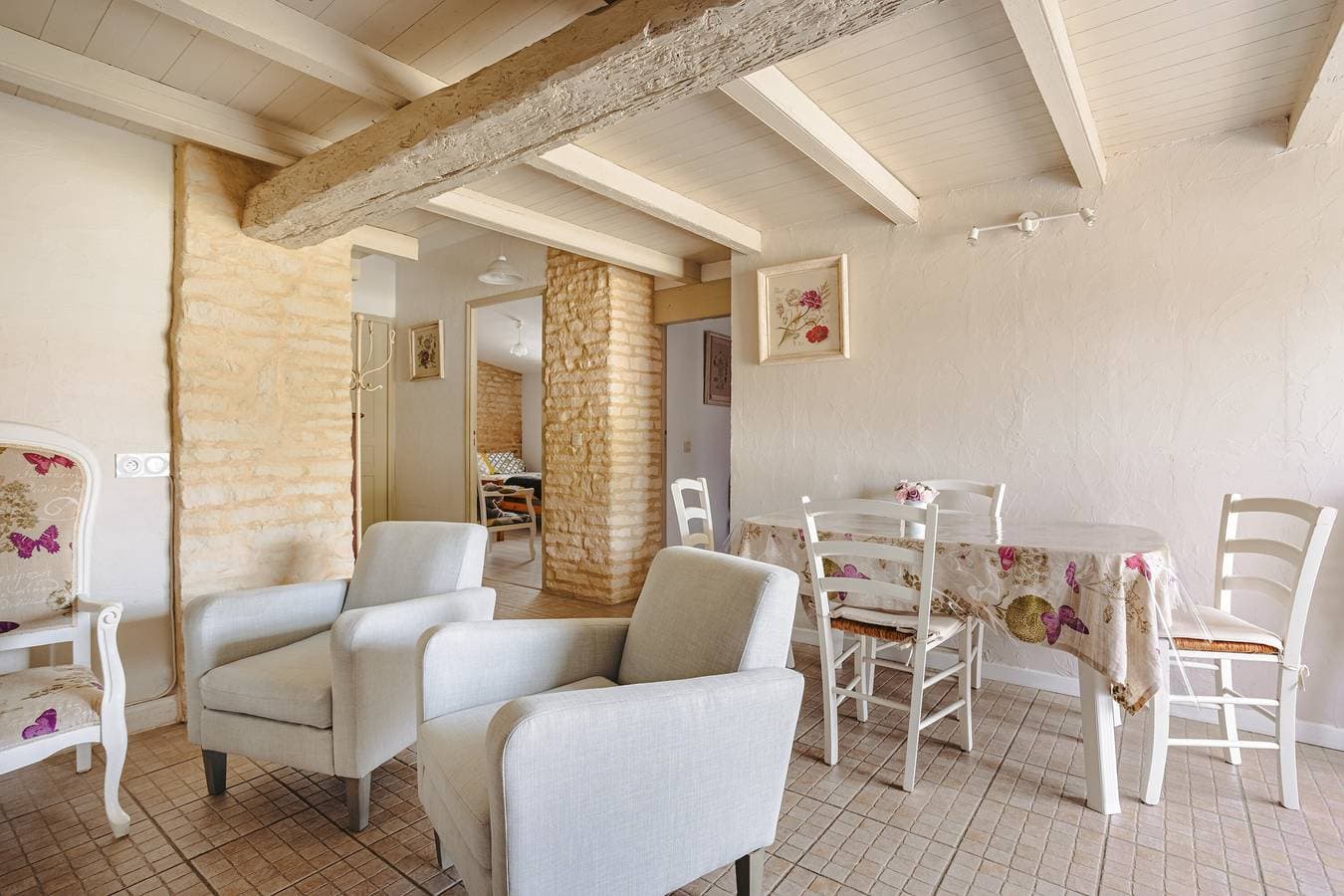 Foto 6 von 21: Ferienhaus 'Gîte Romantique De Type Charentais' mit gemeinsamer Terrasse, WLAN & Klimaanlage