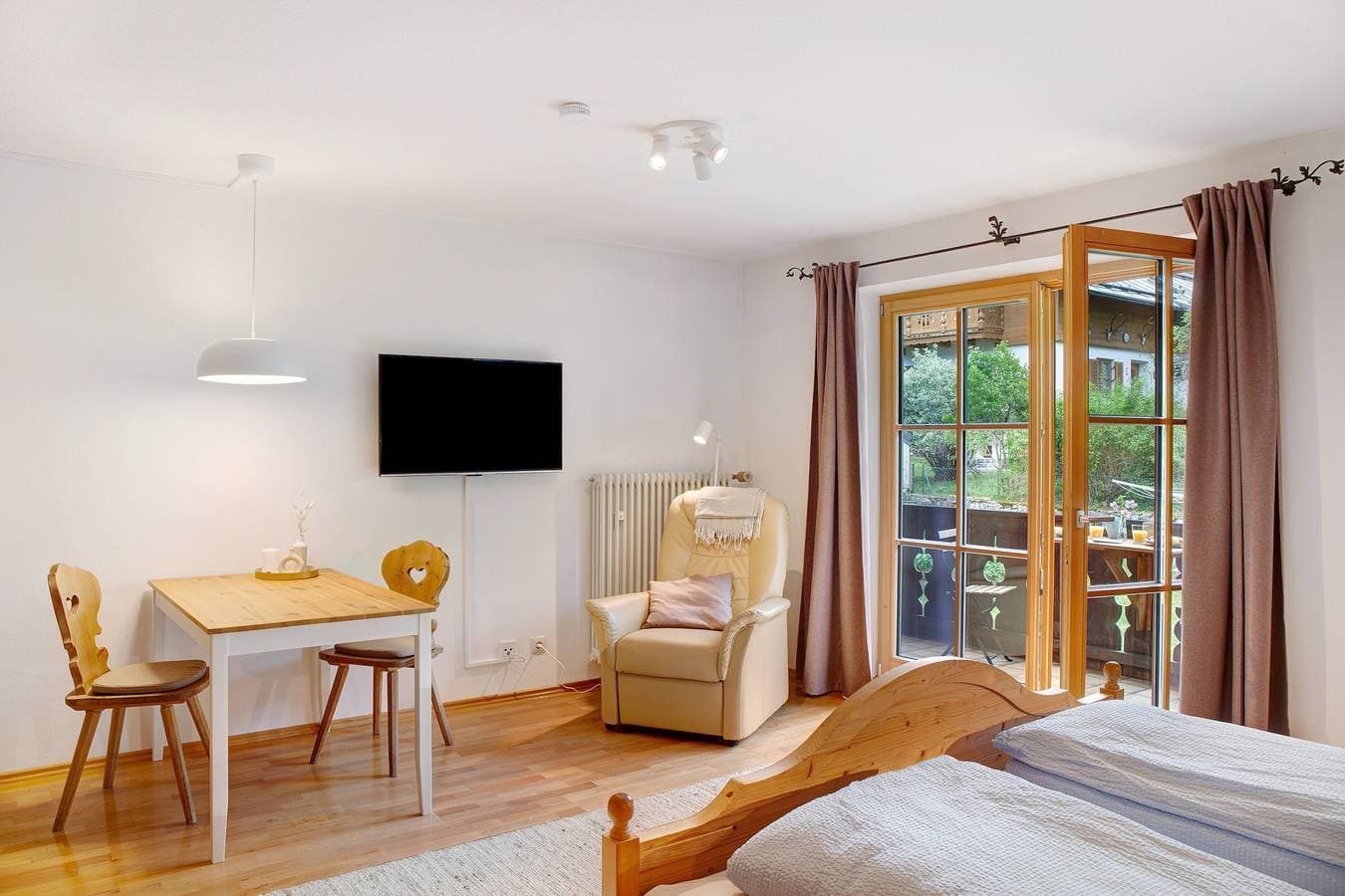 Foto 3 von 30: Einzimmerapartment 'Zugspitznest' mit Bergblick, Balkon und Wi-Fi