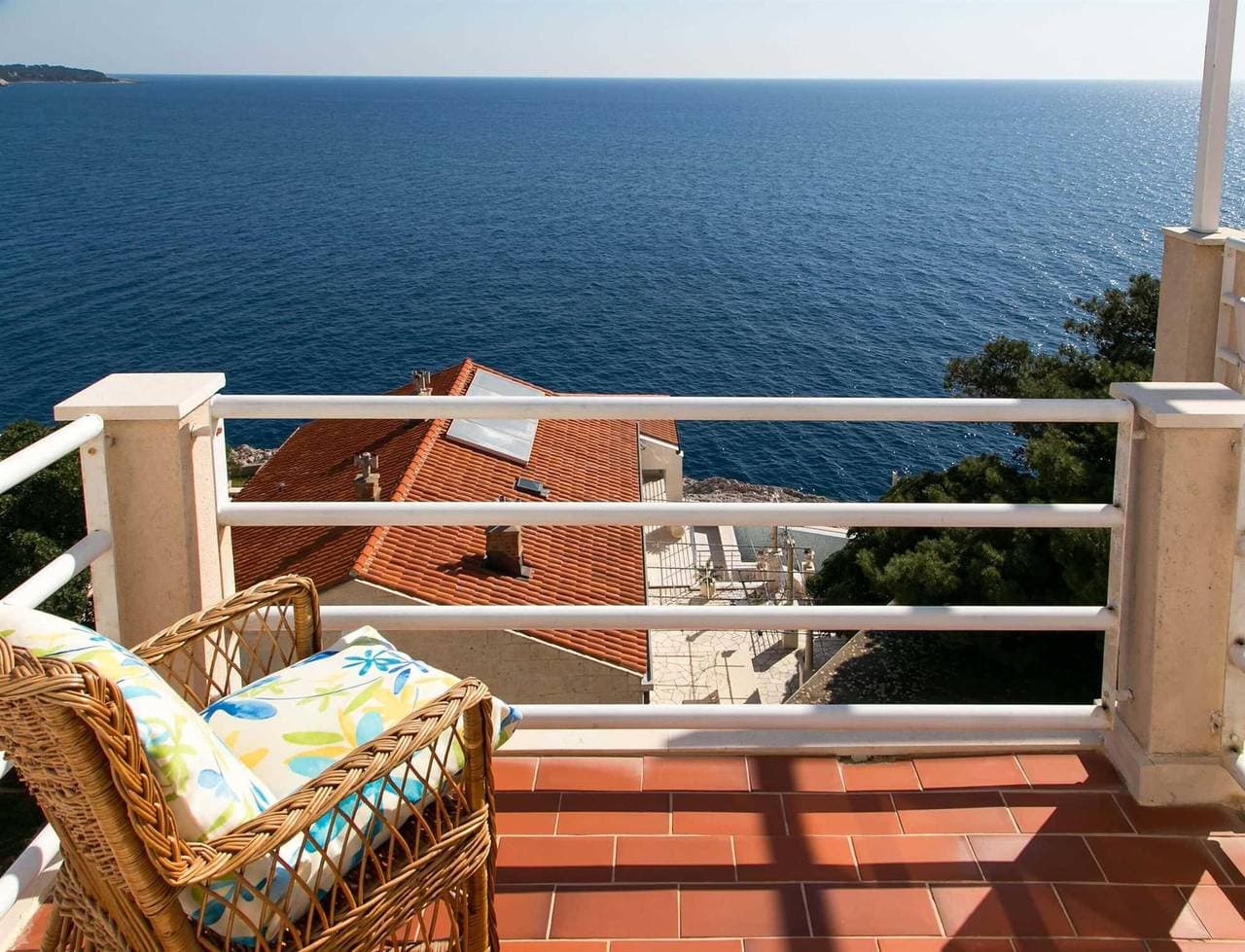 Foto 12 von 16: Mare Apartment mit einem Schlafzimmer mit Balkon und Meerblick A1