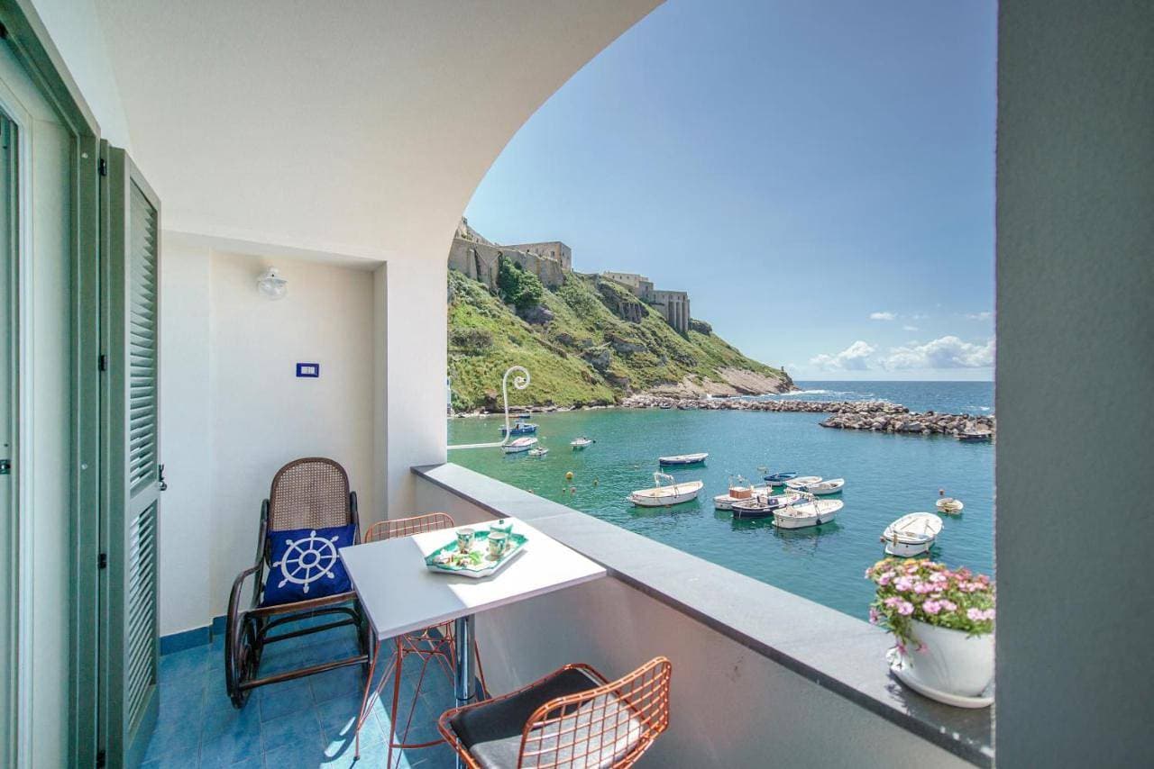 casa claudia Two rooms overlooking the sea bk 1