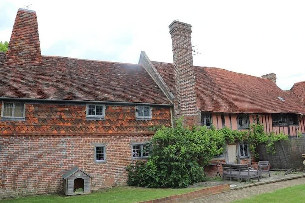 Delightful 4Bd Home full of Flair Edenbridge Kent 1