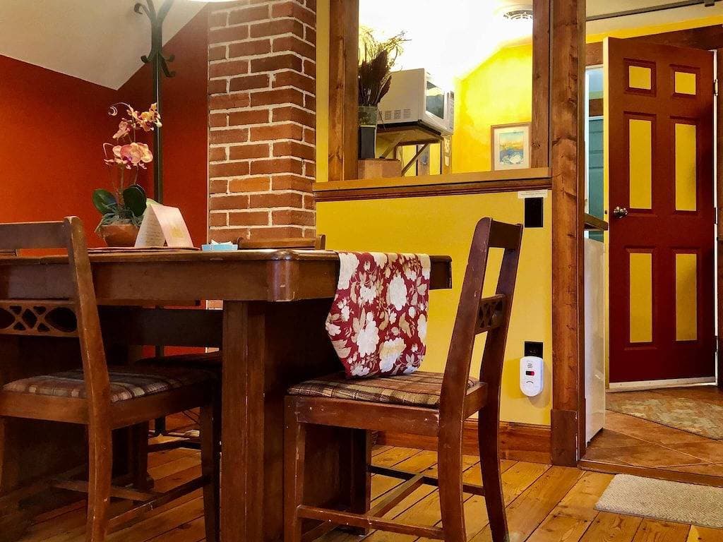 Foto 2 von 24: Valhalla Suite – Cozy, Eclectic Studio in Downtown Nelson