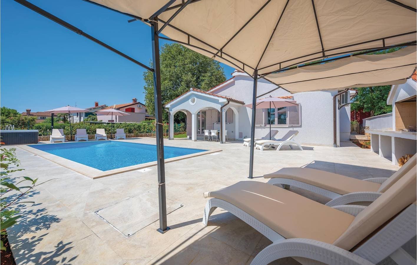 Foto 8 von 37: Geräumige Ferienwohnung mit Pool und Terrasse, in der Nähe des Restaurants „Captain Morgan“