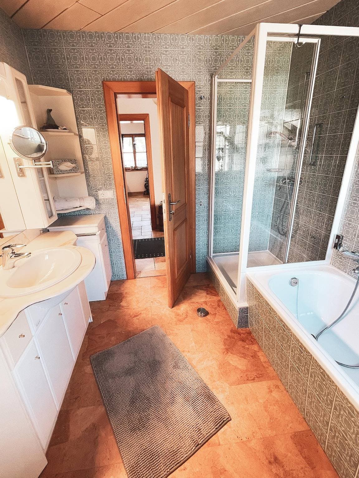 Foto 12 von 16: Fewo "Wilderer", 1 Schlafz., Du u. Badewanne/Wc