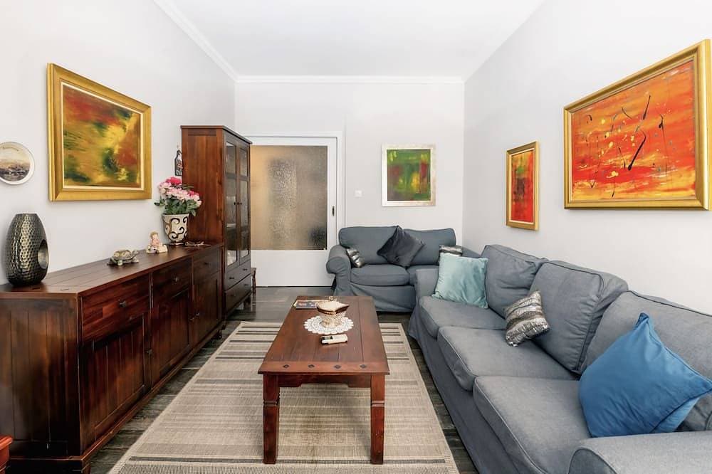 Foto 12 von 20: Charming & Authentic Gem - Walk to Port & Shops! Spacious with two balconies.