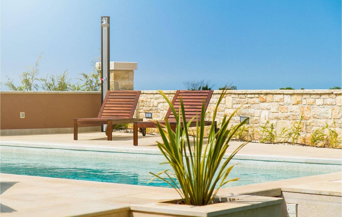 Foto 11 von 39: Gemütliche 2-Zimmer-Wohnung mit Pool, WLAN und Parkplatz in der Nähe von Labinci und einer Pizzeria